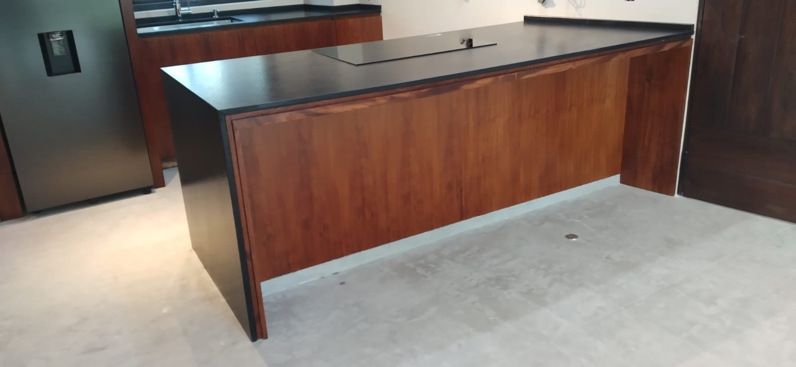 Mueble de cocina con logo
